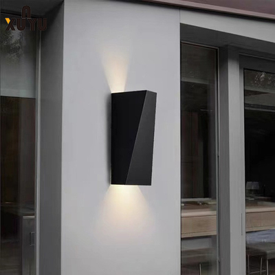 Đèn tường ngoài trời hình học 85 * 205 * 85mm Nhôm kính